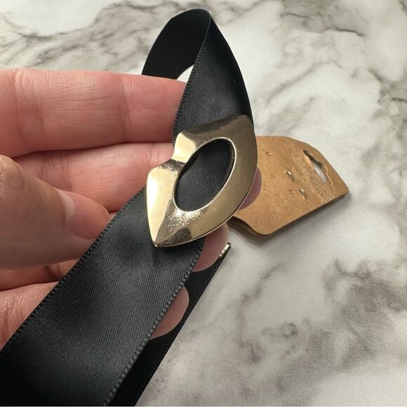 Urban Outfitters Black Ribbon Choker Necklace Gold Lips Lolita Goth 90s Y2K - Picture 2 of 4